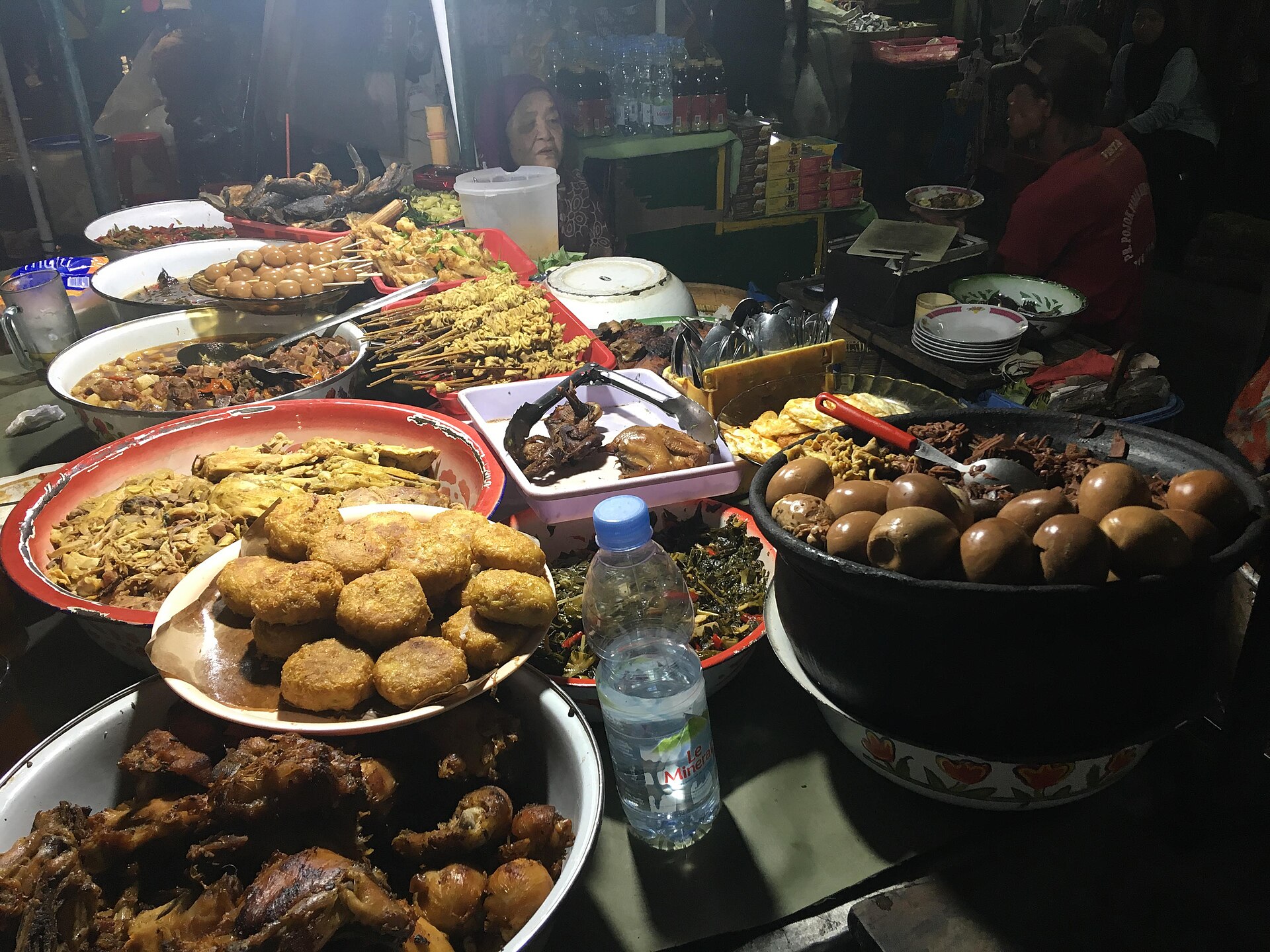 Aneka lauk di warung makan Yogyakarta